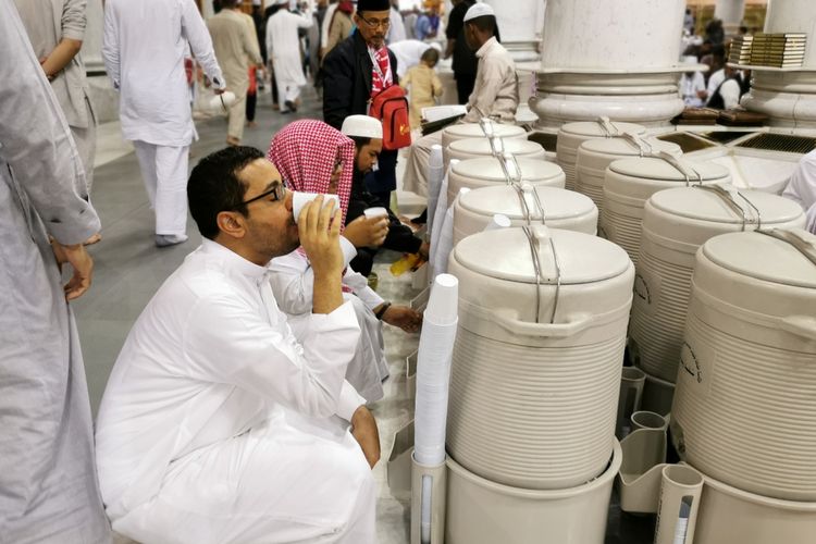 Adab Minum Air Zam Zam